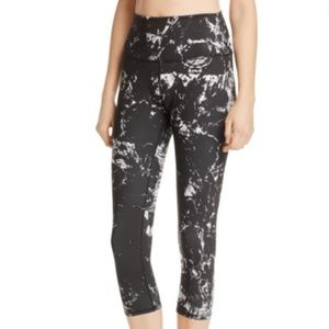 Alo Yoga Airbrush Tie Dye Capri Leggings Black